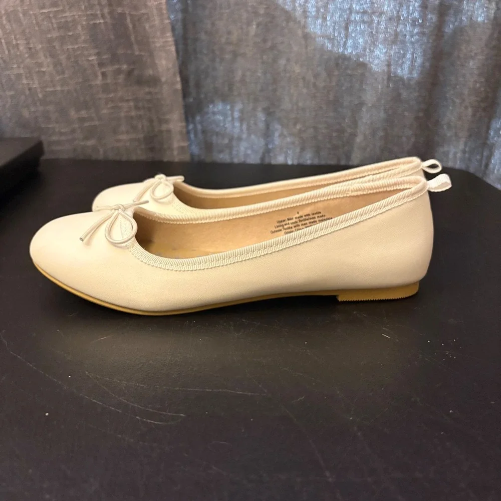 NWT Cat & Jack White Pull-on Ballet Flats Bow Accent (Girls 4)